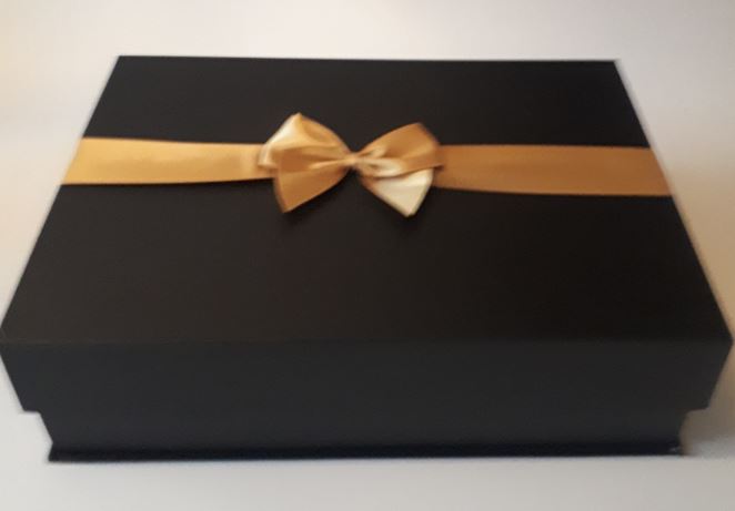 KOSHER GIFT BOX WITH A RANGE OF CHOCOLATES, NUTS, HALVA AND DRIED FRUITS. IDEAL FOR PURIM, SHIVA, CONDOLENCES, SHEVA BRACHOT & CORPORATE GIFTS. FREE DELIVERY THROUGHOUT THE UK.