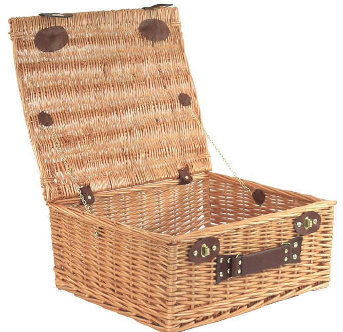 LUXURY EXQUISITE WICKER HAMPER WITH WHISKY, WINES, LIQUEURS, NUTS, CHOCOLATE, FLORENTINES AND ORANGE DIPPED IN CHOCOLATE.  KOSHER AND GLUTEN FREE. DELIVERED THROUGHOUT LONDON.