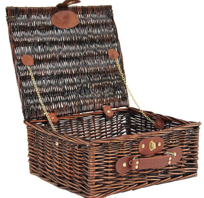 LUXURY HAMPER. EXQUISITE WICKER HAMPER WITH WHISKY, WINES, LIQUEURS, NUTS, CHOCOLATE, FLORENTINES AND ORANGE DIPPED IN CHOCOLATE.  KOSHER AND GLUTEN FREE. DELIVERED THROUGHOUT LONDON AND THE UK